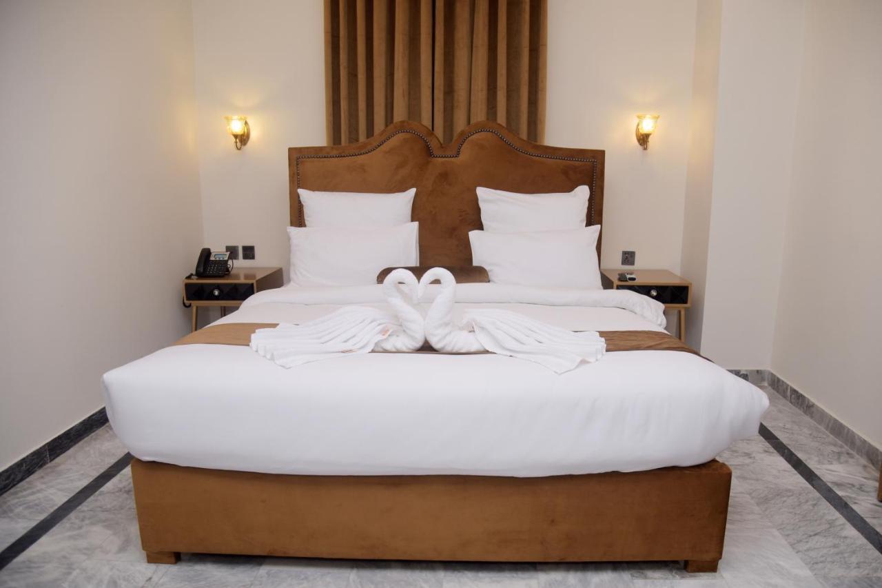 The Rich Hotel & Apartments Lahore Esterno foto