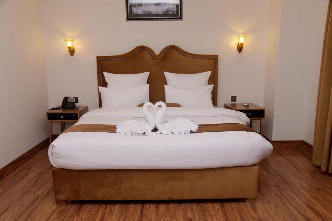 The Rich Hotel & Apartments Lahore Esterno foto