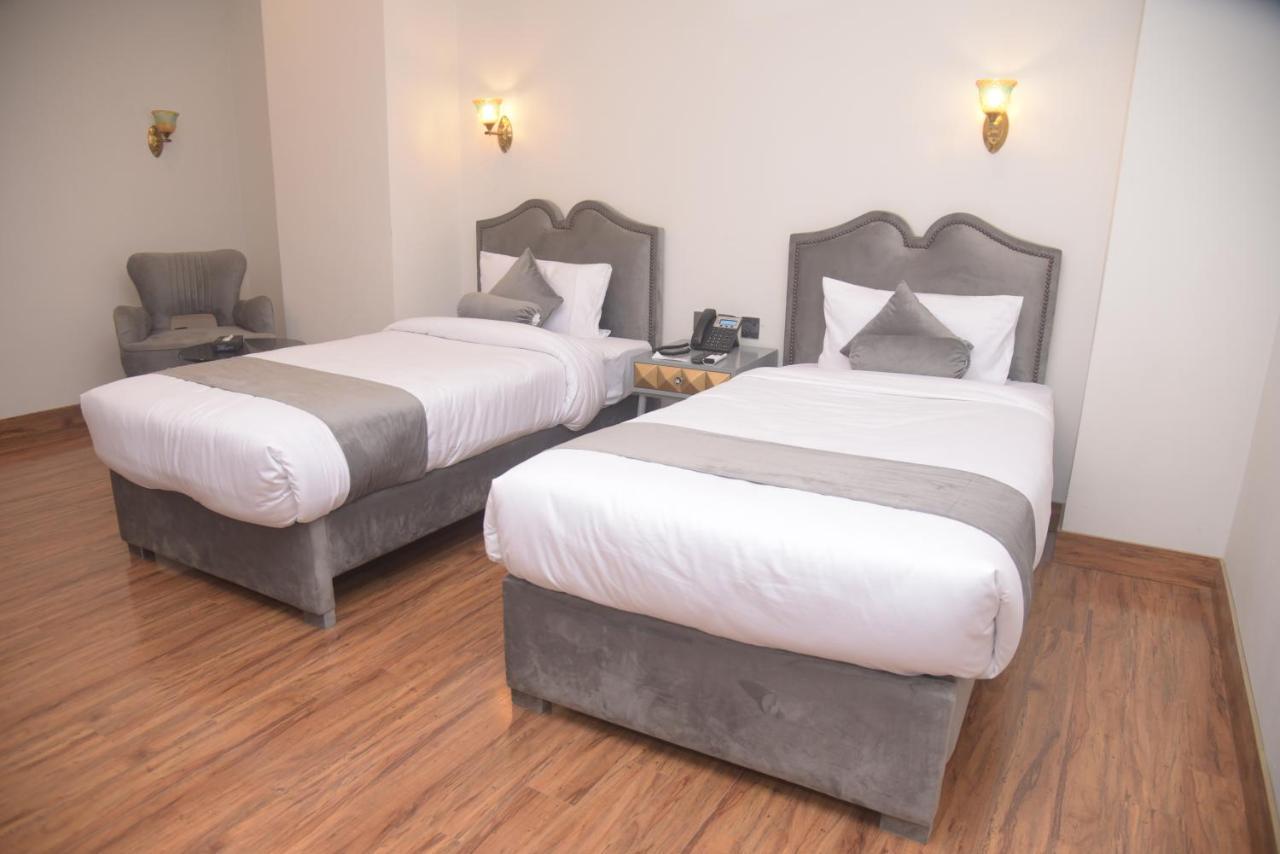 The Rich Hotel & Apartments Lahore Esterno foto