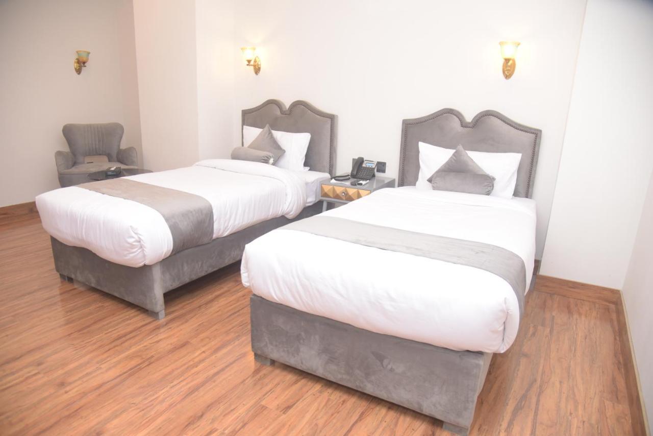 The Rich Hotel & Apartments Lahore Esterno foto