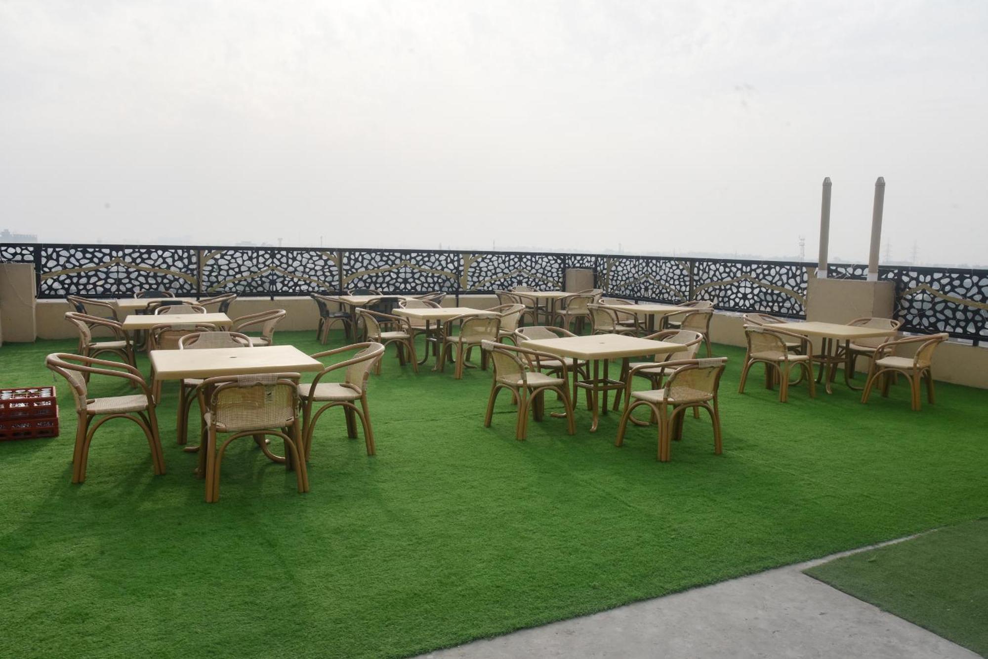 The Rich Hotel & Apartments Lahore Esterno foto
