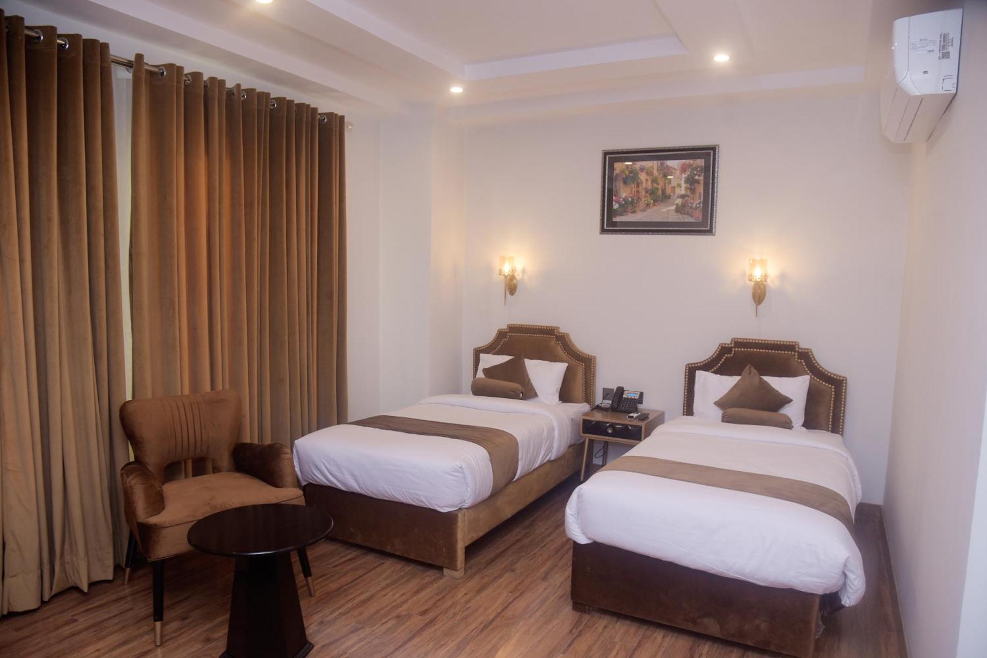 The Rich Hotel & Apartments Lahore Esterno foto