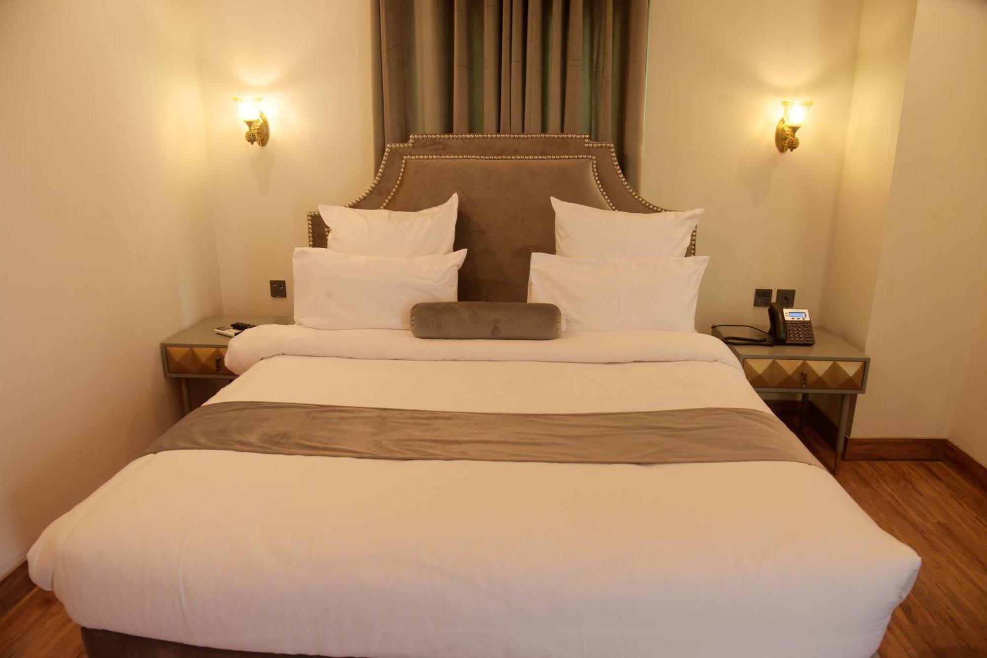 The Rich Hotel & Apartments Lahore Esterno foto