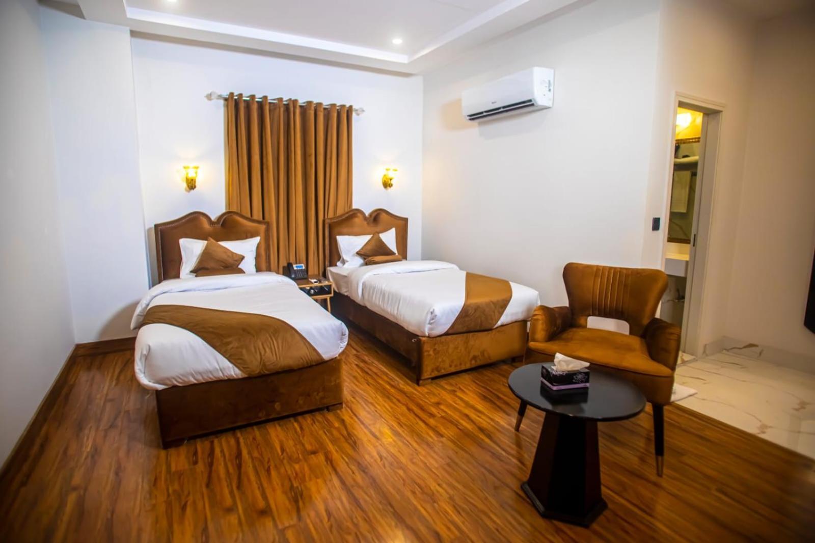 The Rich Hotel & Apartments Lahore Esterno foto