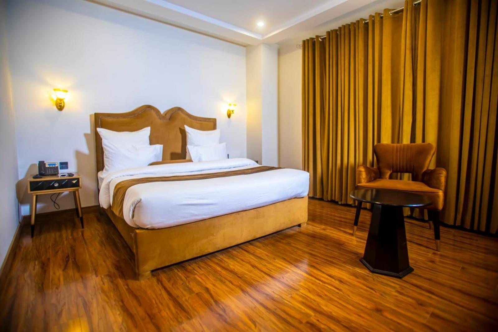 The Rich Hotel & Apartments Lahore Esterno foto