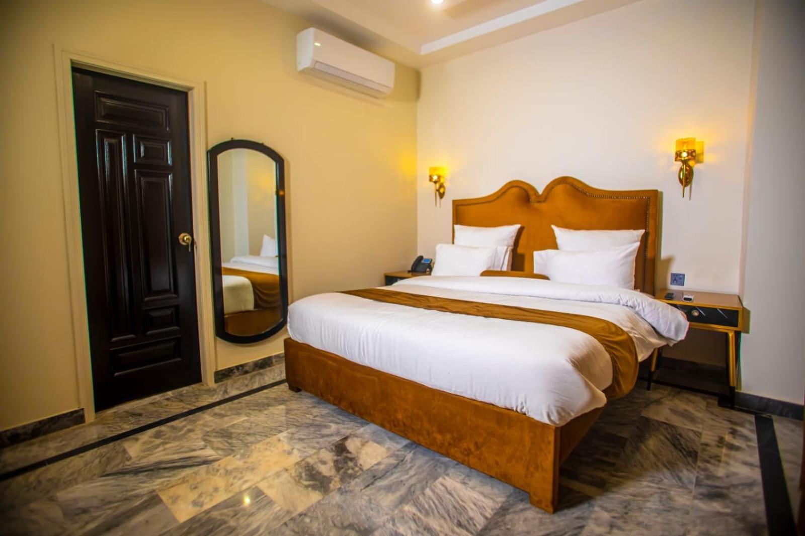 The Rich Hotel & Apartments Lahore Esterno foto