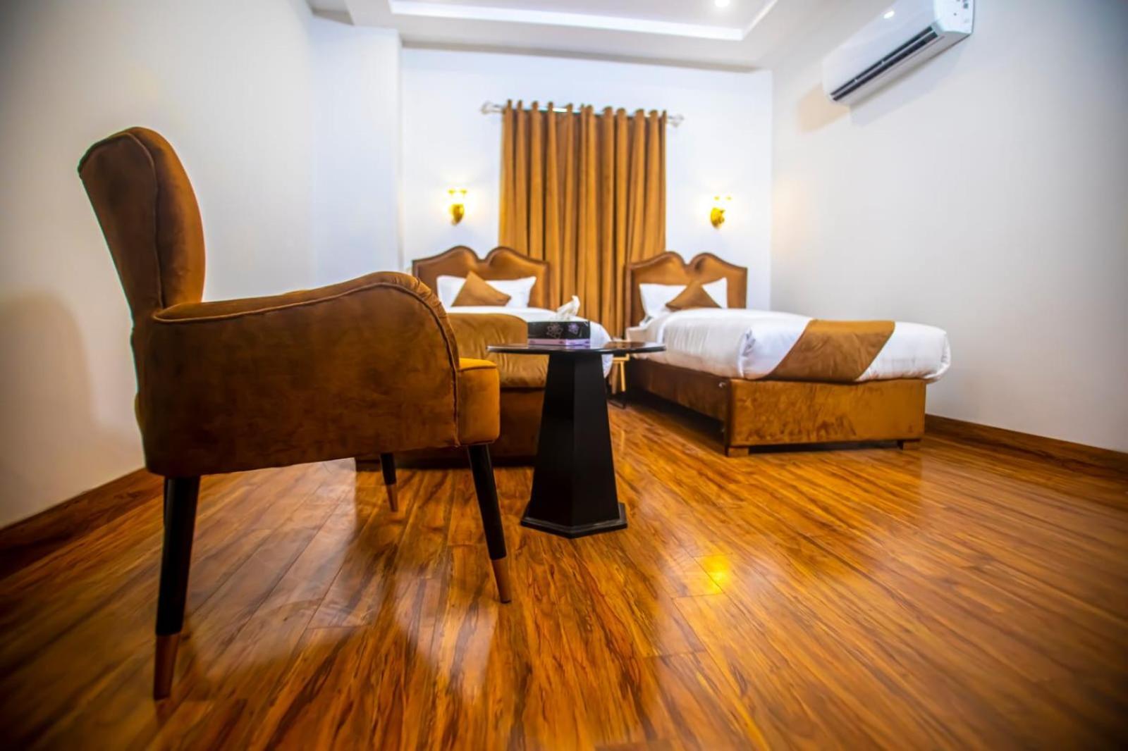 The Rich Hotel & Apartments Lahore Esterno foto
