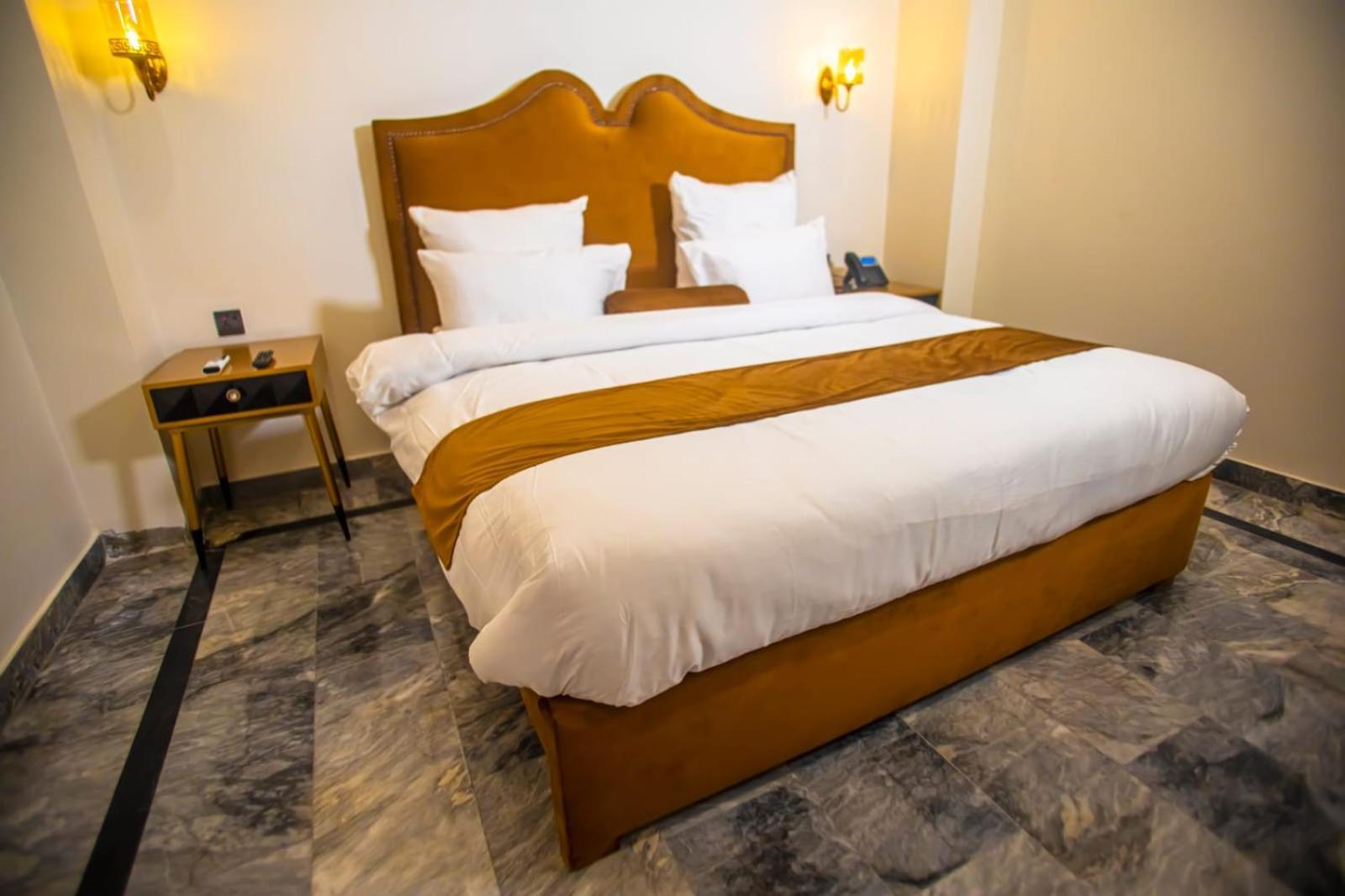 The Rich Hotel & Apartments Lahore Esterno foto