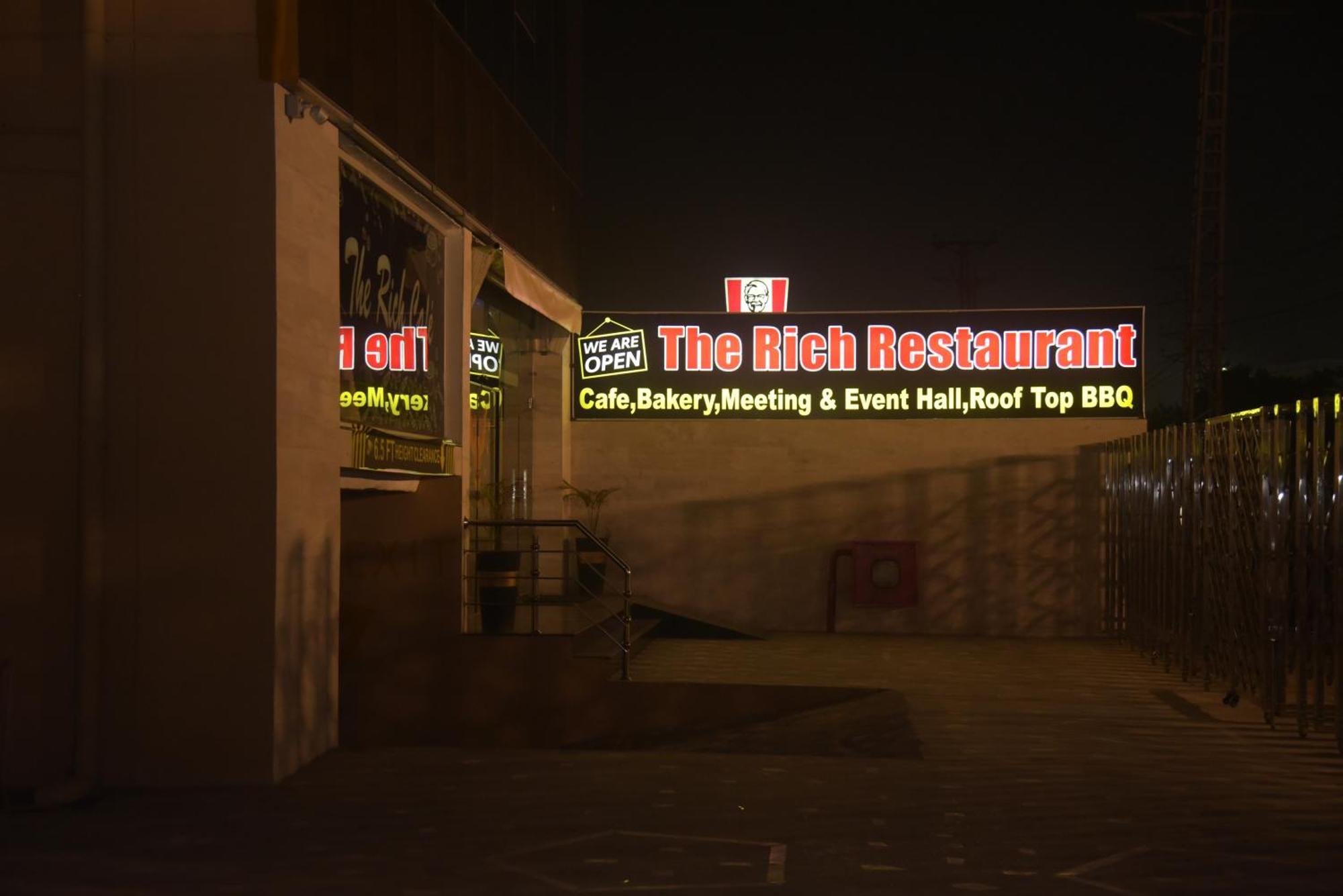 The Rich Hotel & Apartments Lahore Esterno foto