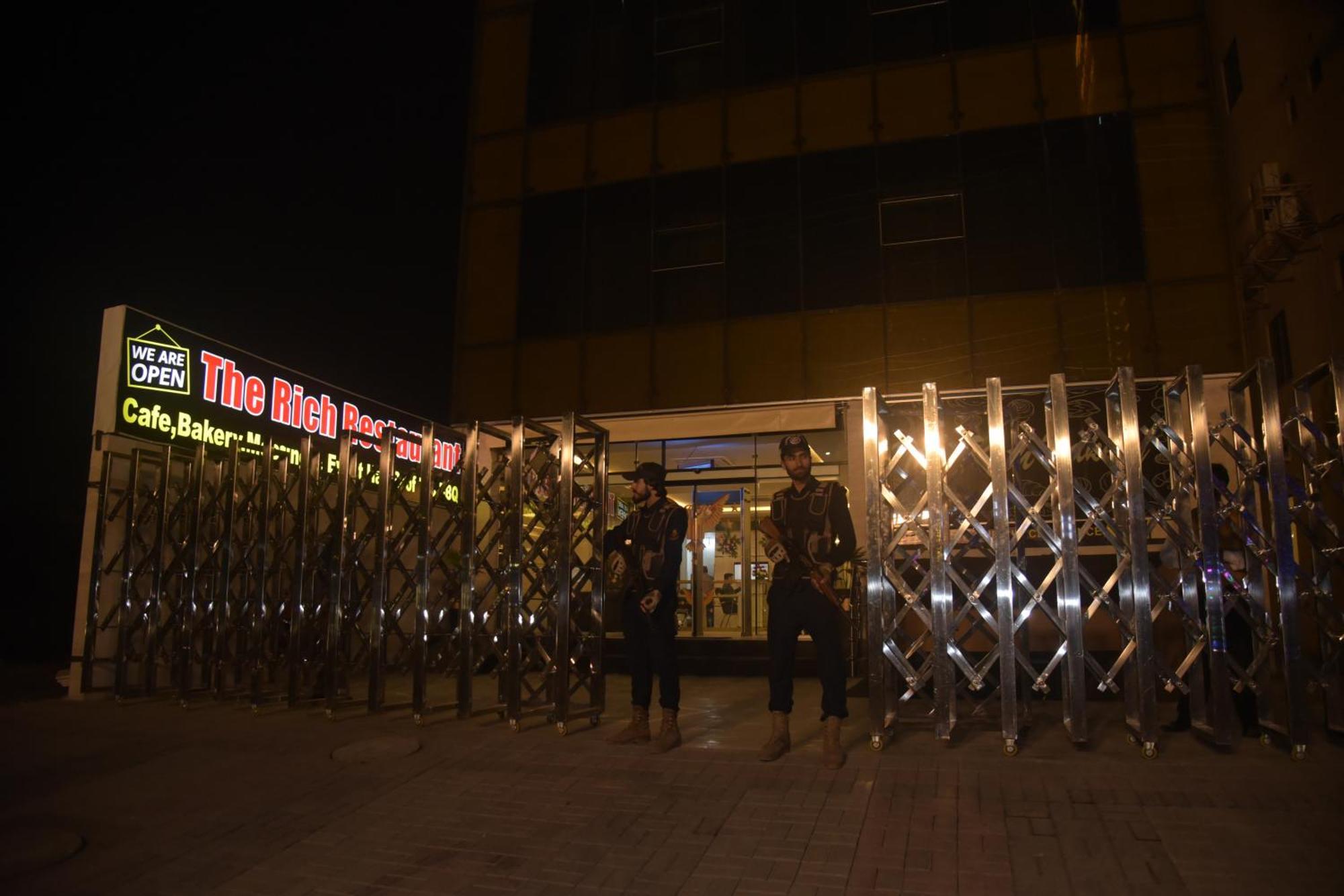 The Rich Hotel & Apartments Lahore Esterno foto