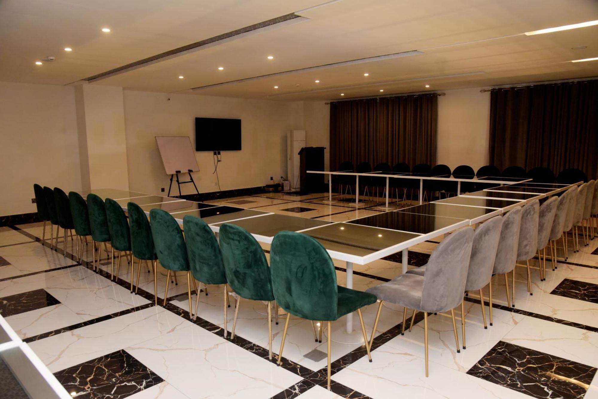 The Rich Hotel & Apartments Lahore Esterno foto