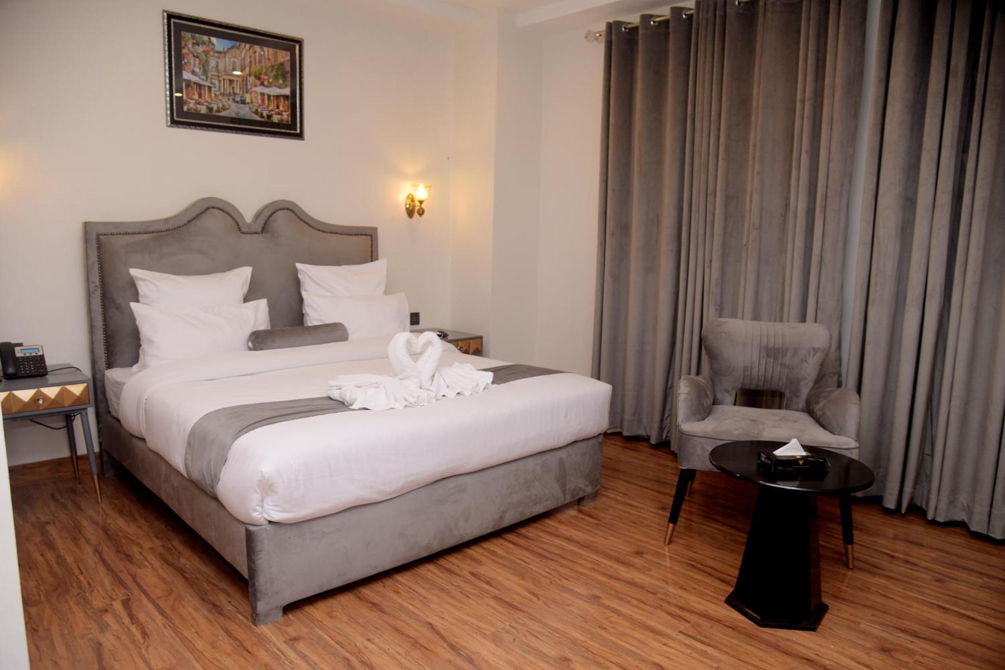 The Rich Hotel & Apartments Lahore Esterno foto