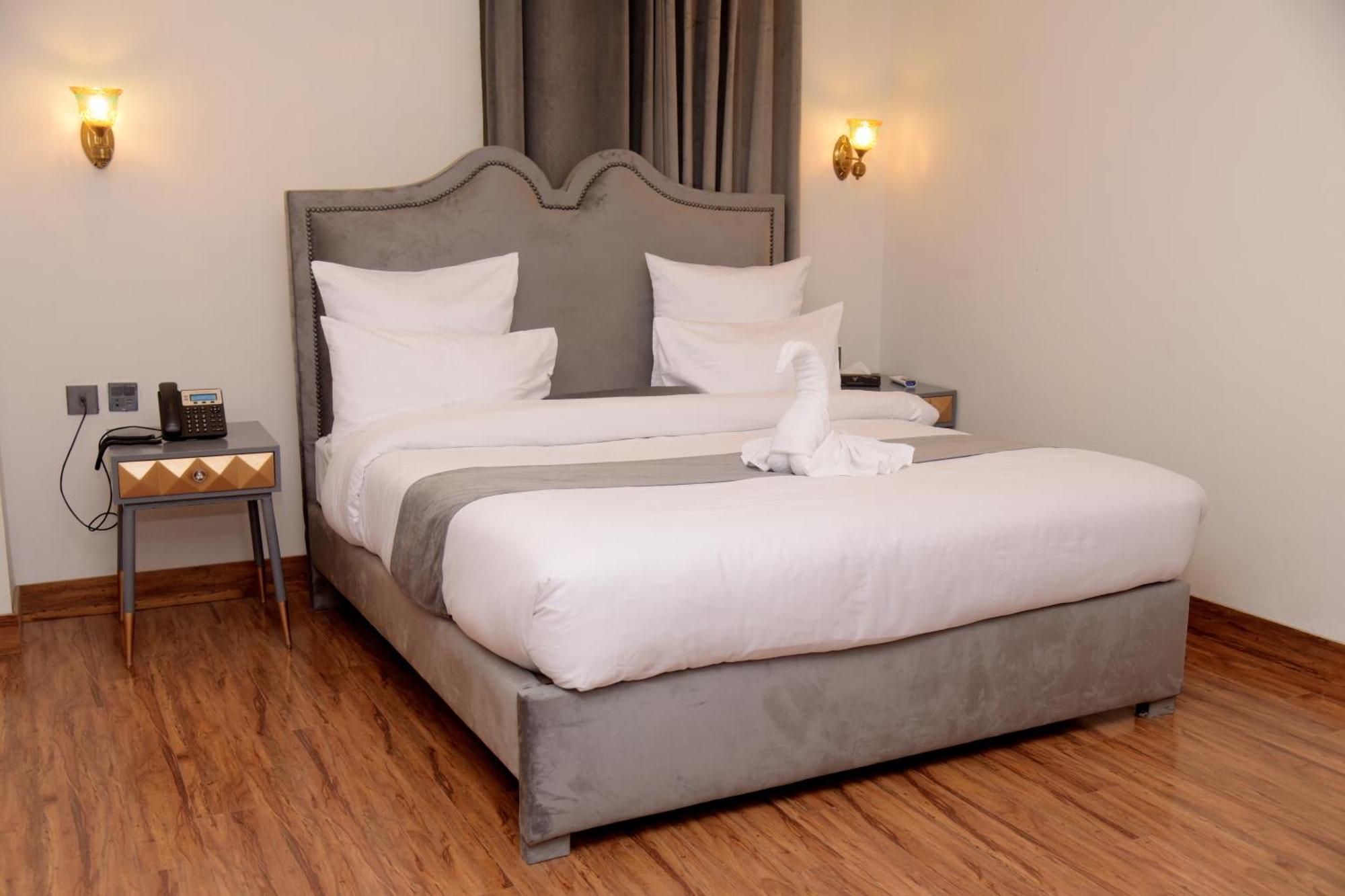 The Rich Hotel & Apartments Lahore Esterno foto