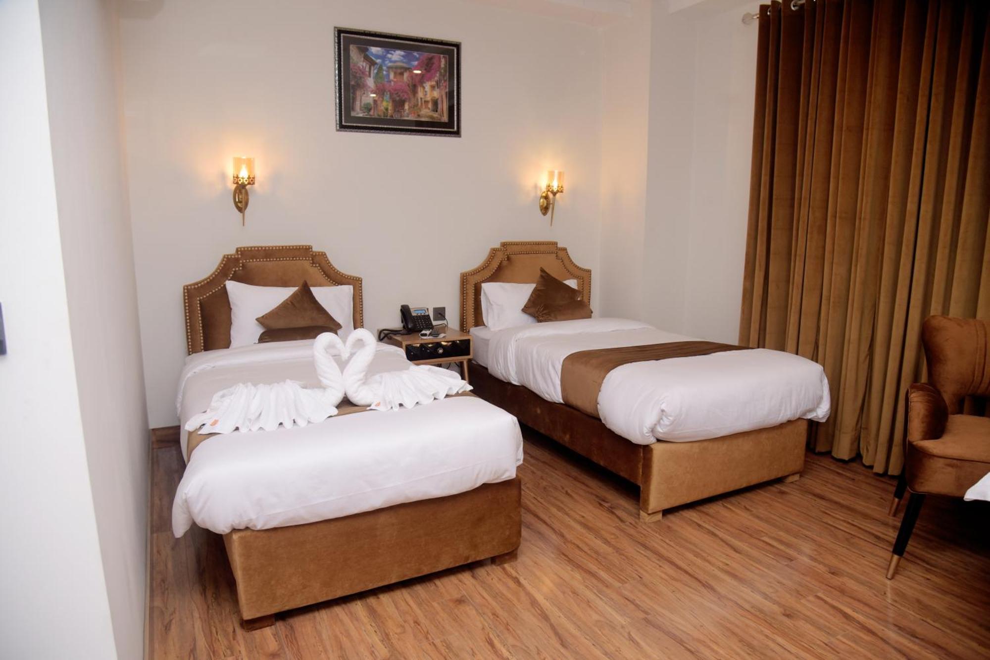 The Rich Hotel & Apartments Lahore Esterno foto